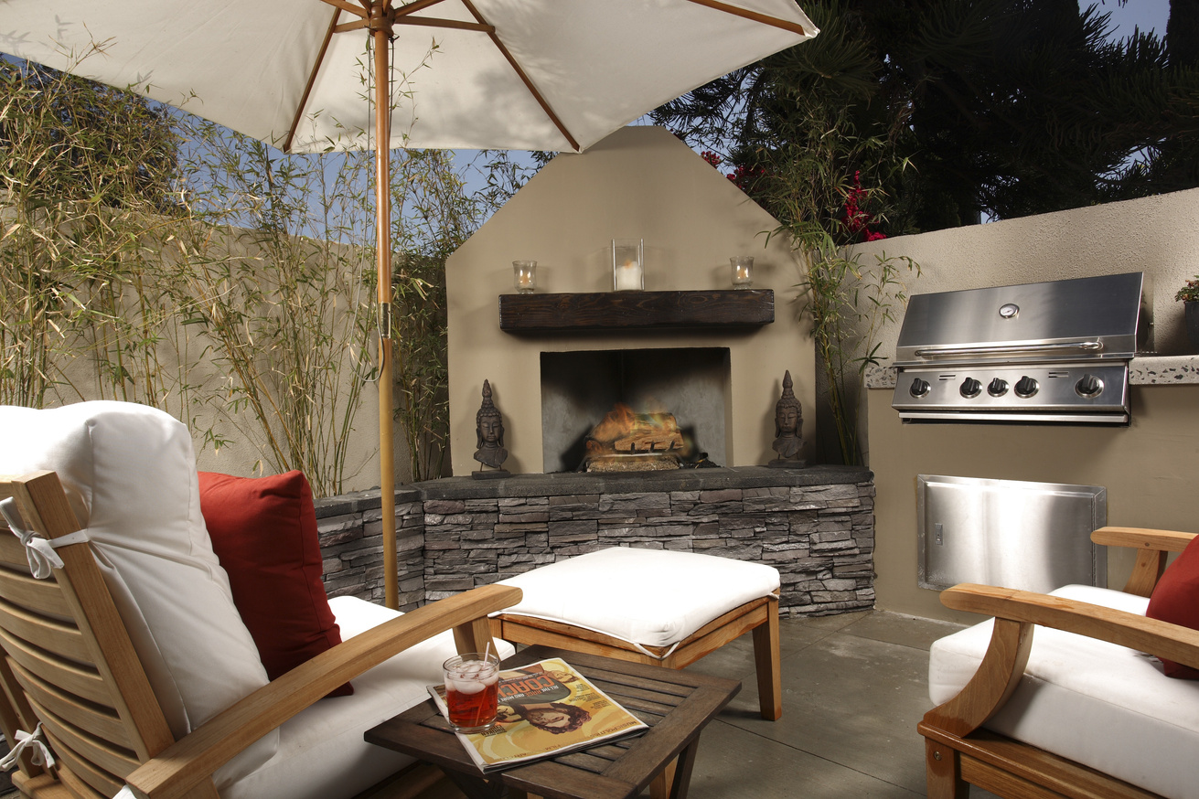 Outdoor Patio with Fireplace